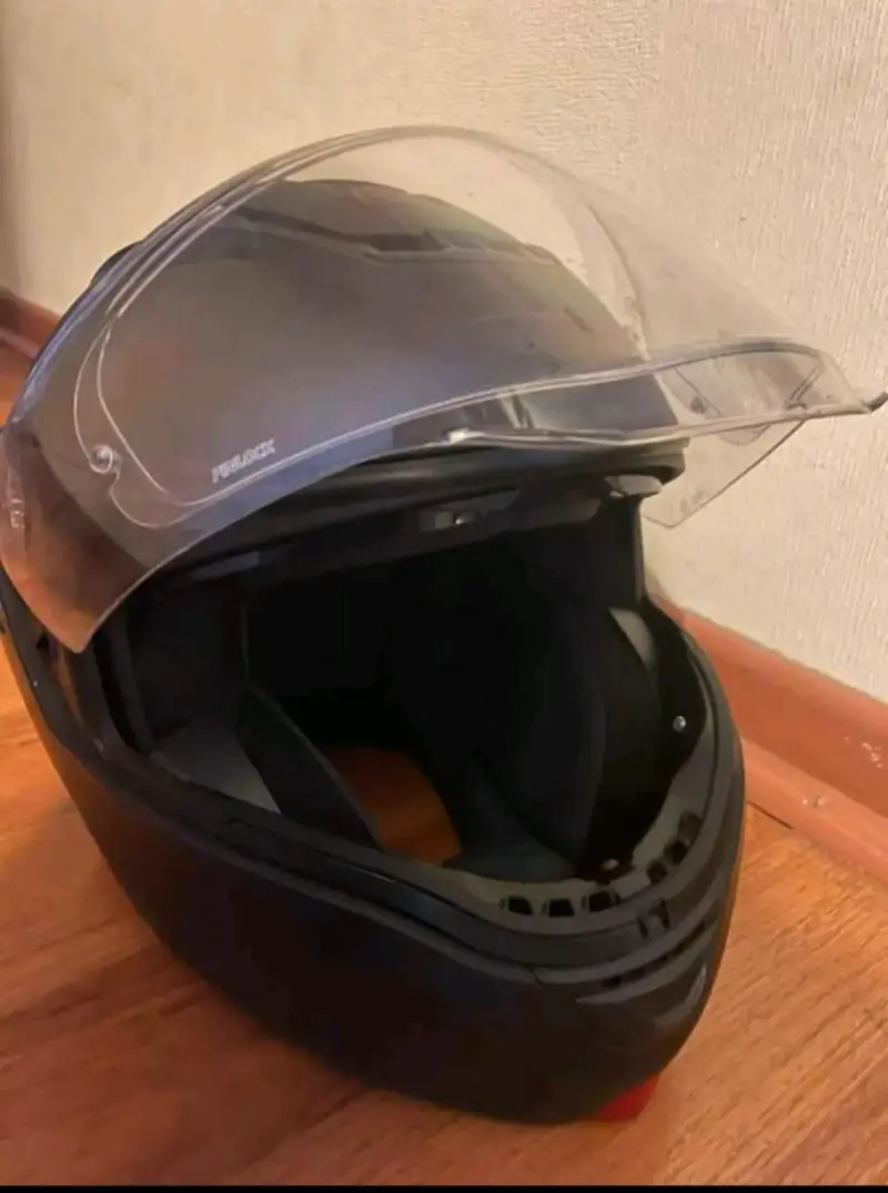 Casco Caberg de moto negro abatible - 1