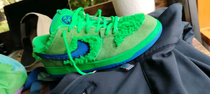 Zapatillas deportivas verdes con diseño peludo - 1