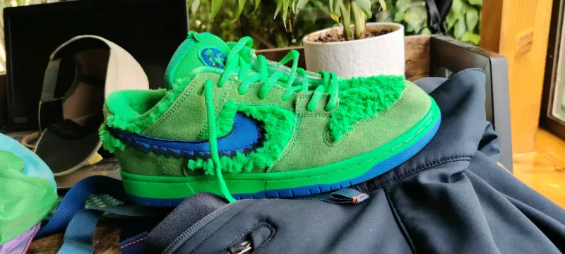 Zapatillas deportivas verdes con diseño peludo - 2