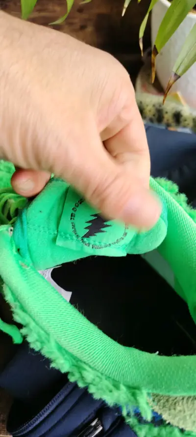 Zapatillas deportivas verdes con diseño peludo - miniatura 3