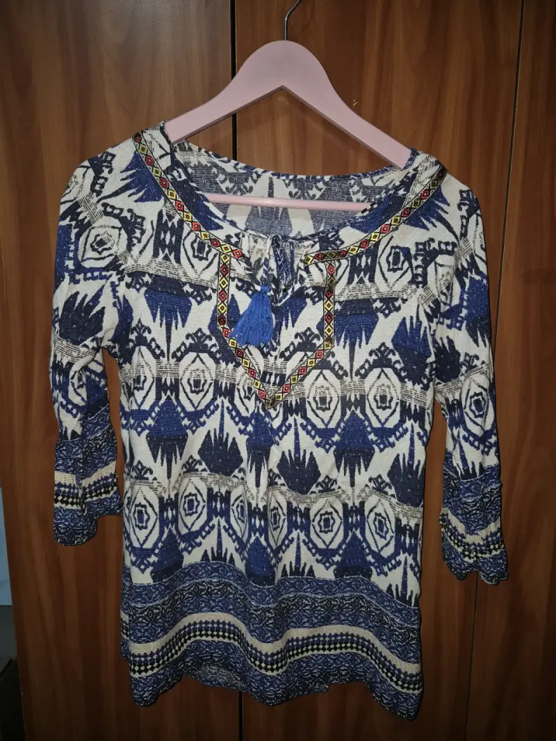 Blusa bohemia azul y blanca con estampado étnico - 1