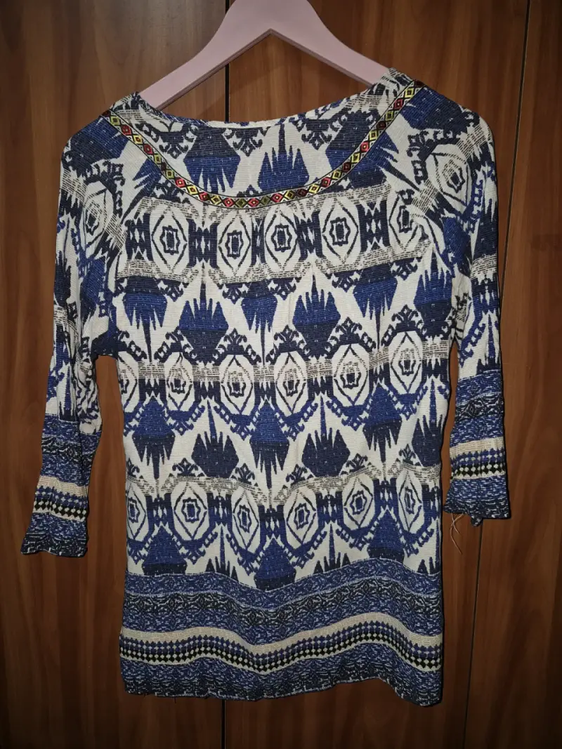 Blusa bohemia azul y blanca con estampado étnico - 2