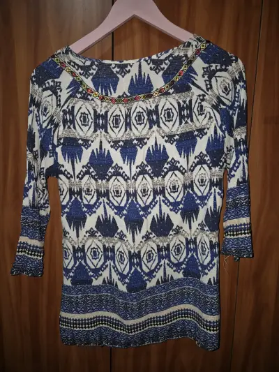 Blusa bohemia azul y blanca con estampado étnico - miniatura 2