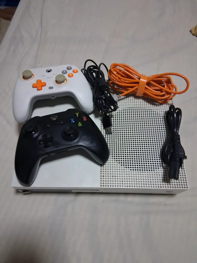 Consola Xbox One S 1tb dos controles y cables - 1