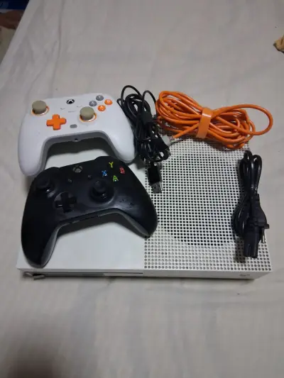 Consola Xbox One S 1tb dos controles y cables - miniatura 1