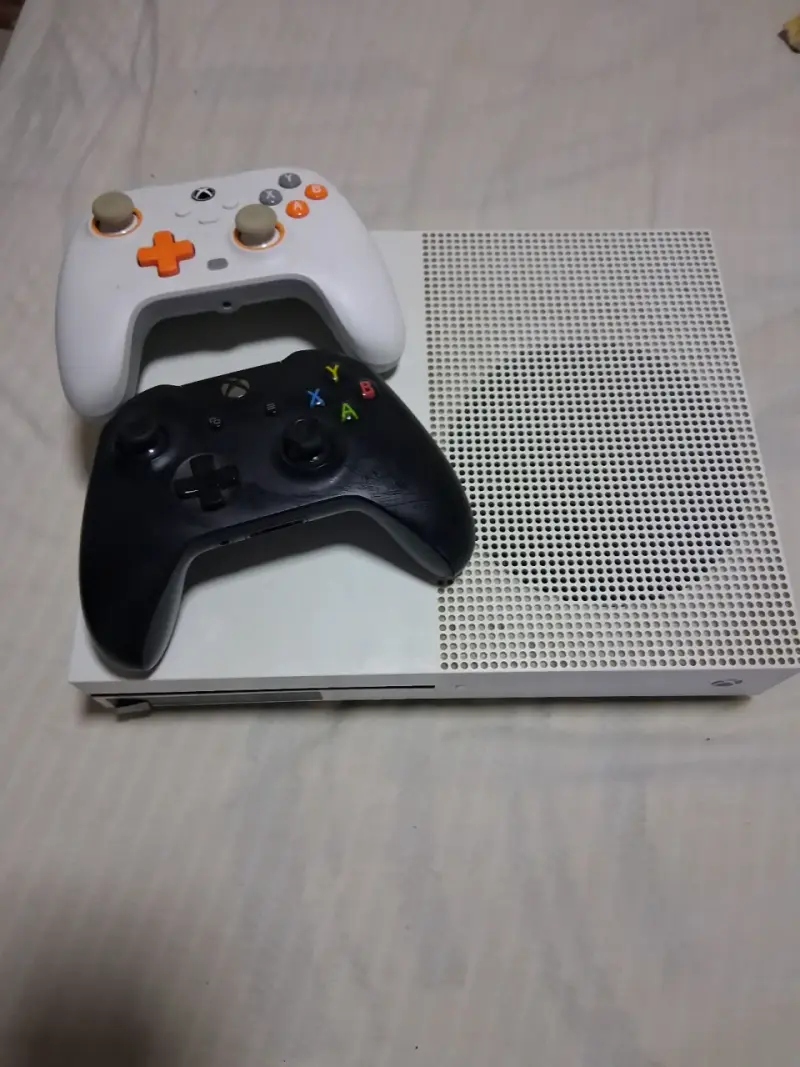 Consola Xbox One S 1tb dos controles y cables - 2