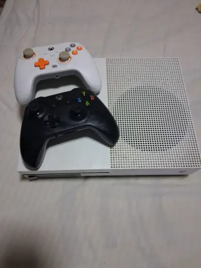 Consola Xbox One S 1tb dos controles y cables - miniatura 2