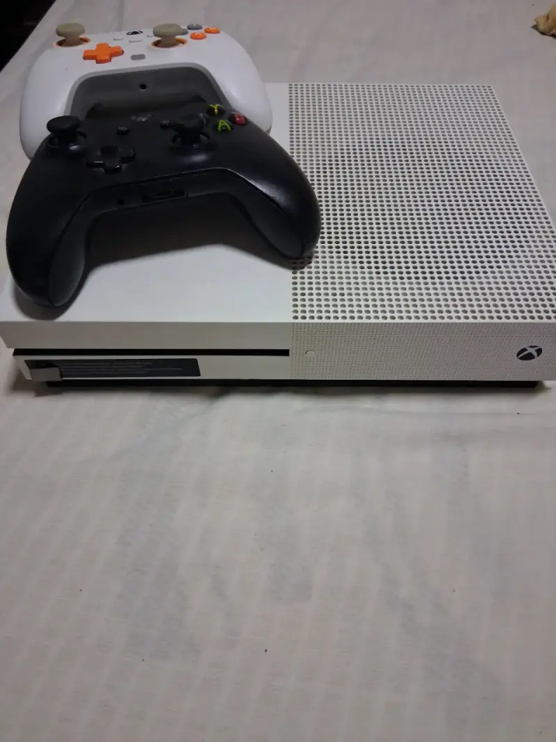 Consola Xbox One S 1tb dos controles y cables - 3