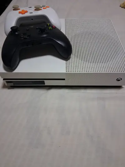 Consola Xbox One S 1tb dos controles y cables - miniatura 3