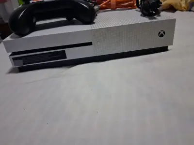 Consola Xbox One S 1tb dos controles y cables - miniatura 4