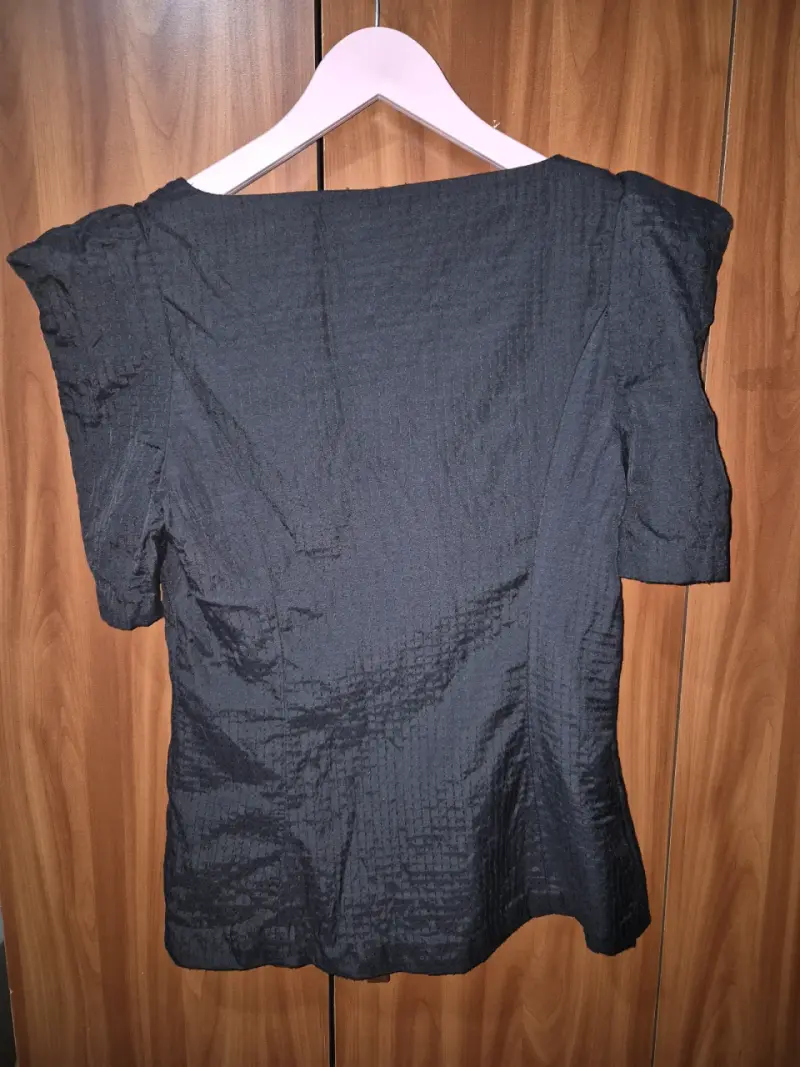 Blusa negra de mujer con mangas abullonadas - 1