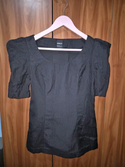 Blusa negra de mujer con mangas abullonadas - miniatura 2