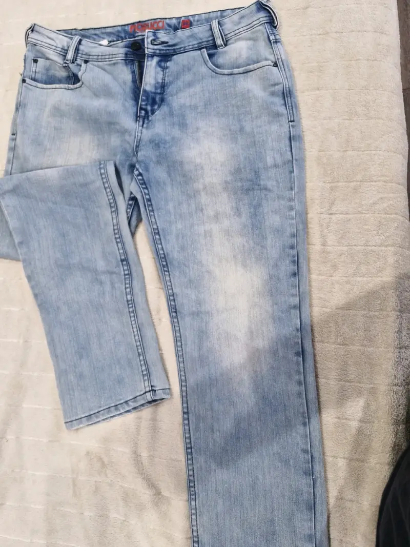 Jeans de mezclilla azul claro para hombre