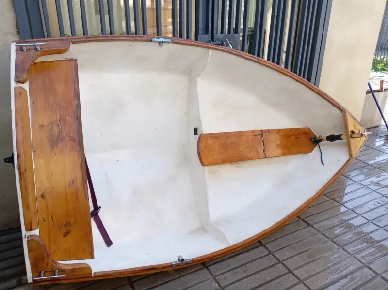 Bote de madera pequeño para pesca o recreación - 3