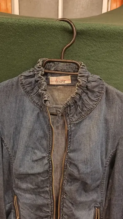 Chaqueta de mezclilla azul con volantes para mujer - miniatura 2