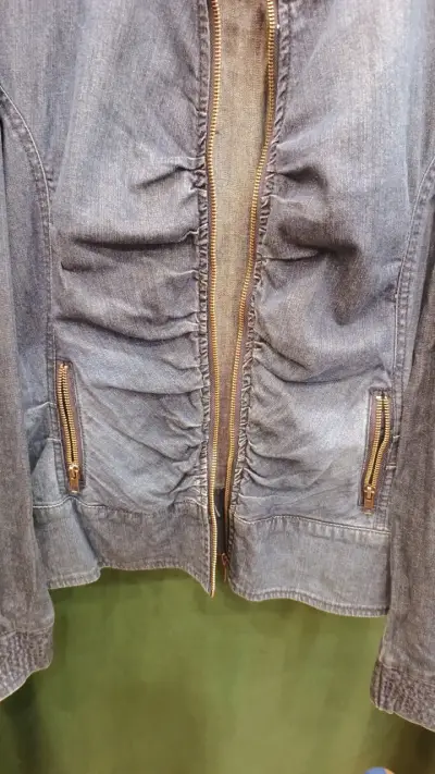 Chaqueta de mezclilla azul con volantes para mujer - miniatura 3