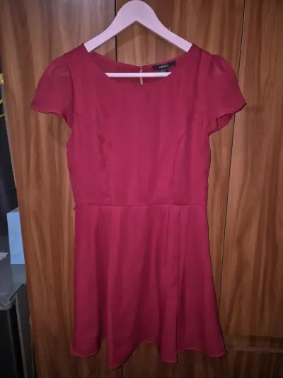 Vestido rojo elegante para mujer - miniatura 1