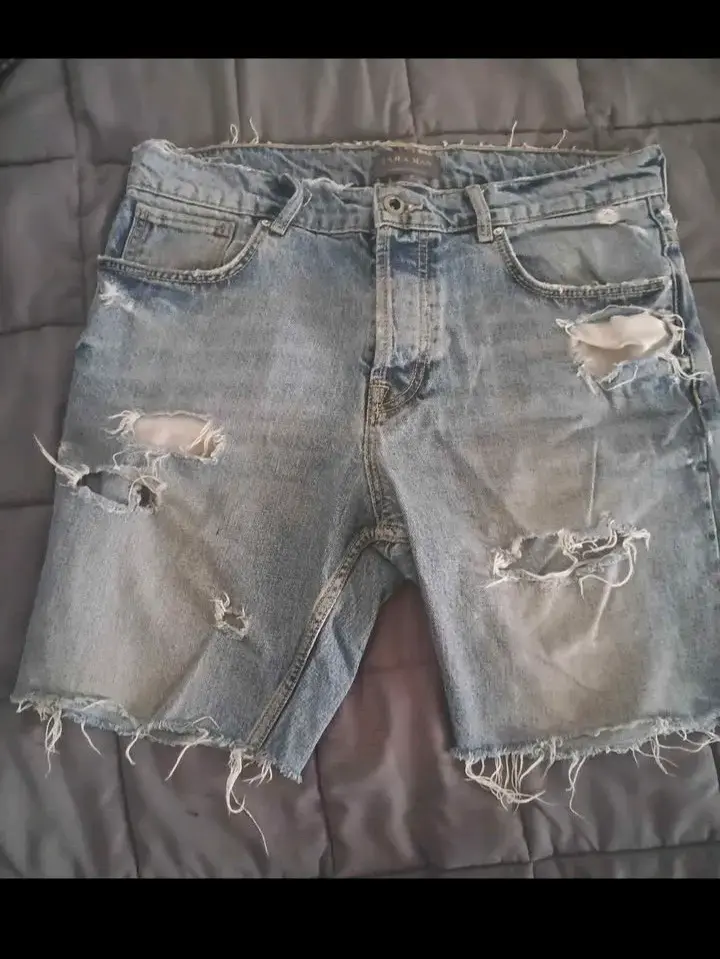 Shorts de mezclilla desgastados Zara Man - 1
