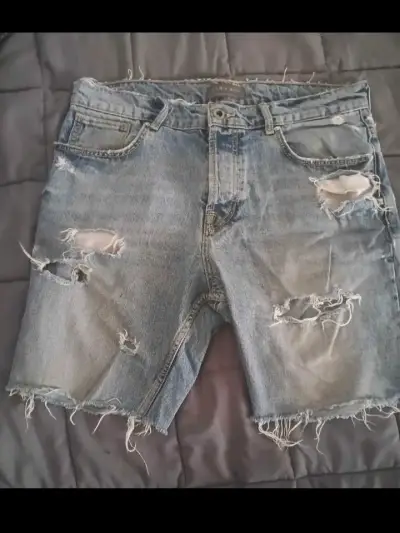 Shorts de mezclilla desgastados Zara Man - miniatura 1