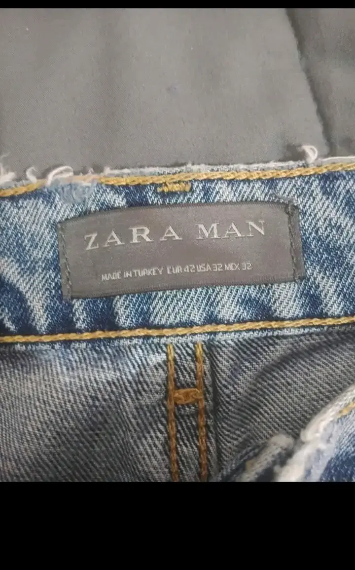 Shorts de mezclilla desgastados Zara Man - 2