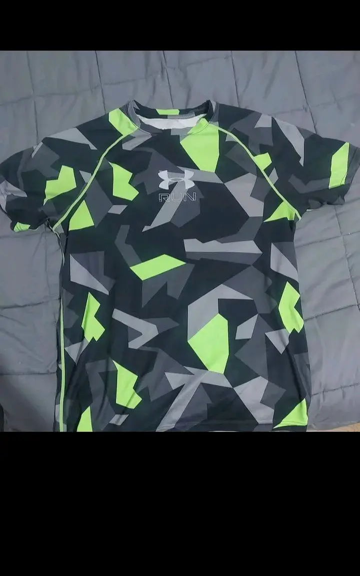 Polera deportiva Under Armour camuflaje