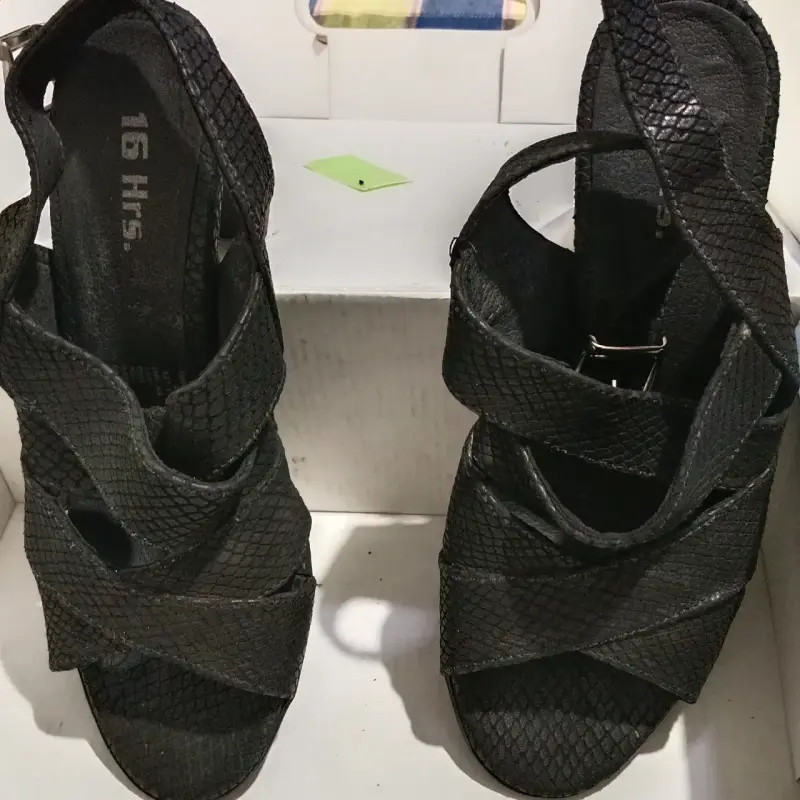 Sandalias de tacón negro serpiente, 16 HRS. - 2