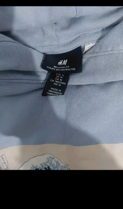 Polerón H&M con diseño de ola de Hokusai - miniatura 4