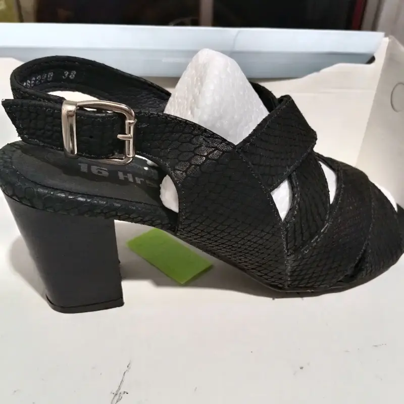 Sandalias de tacón negro serpiente, 16 HRS. - 4