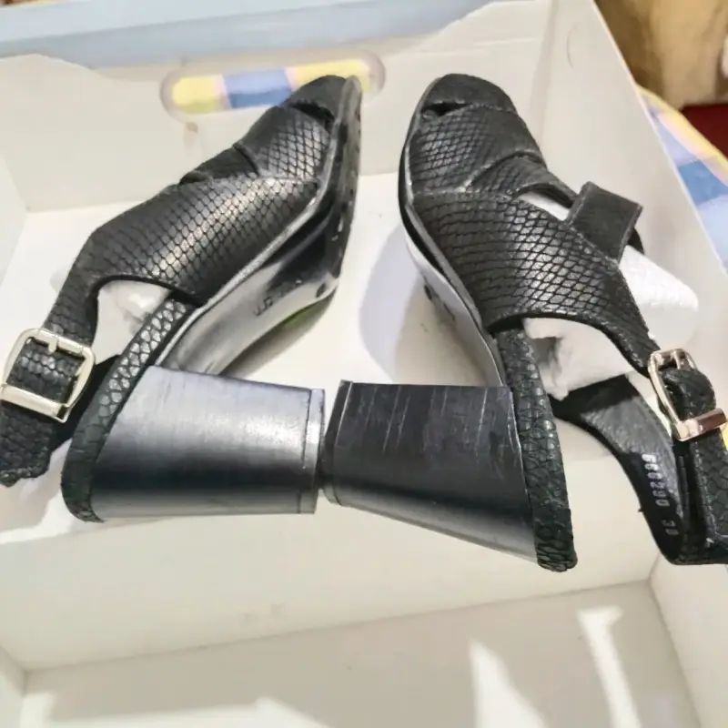 Sandalias de tacón negro serpiente, 16 HRS. - 5