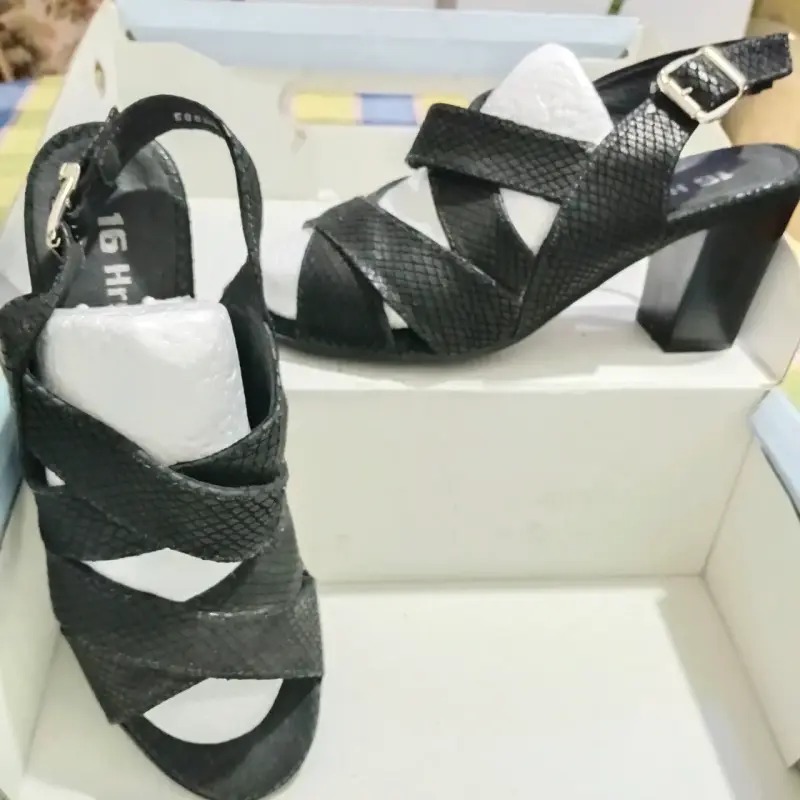 Sandalias de tacón negro serpiente, 16 HRS. - 6