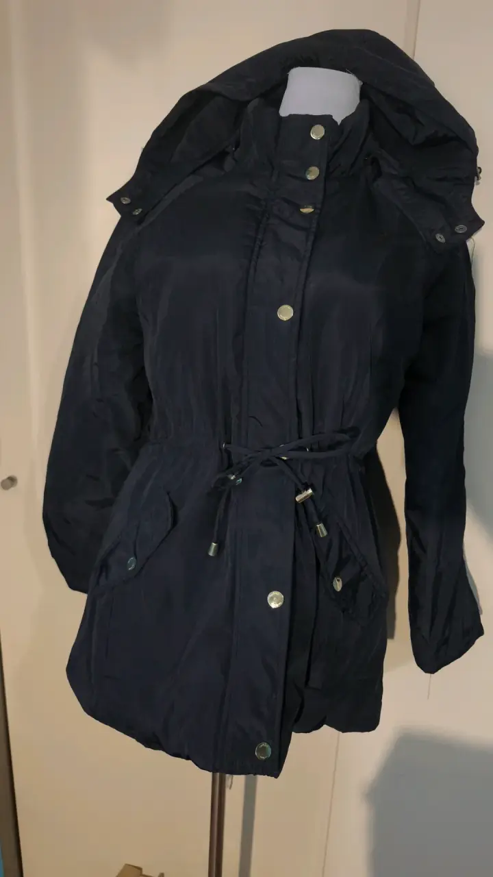 Parka negra con capucha para mujer