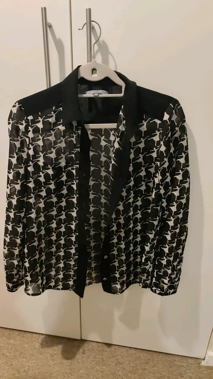 Blusa de gasa negra con estampado de bailarinas - 1