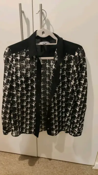 Blusa de gasa negra con estampado de bailarinas - miniatura 1