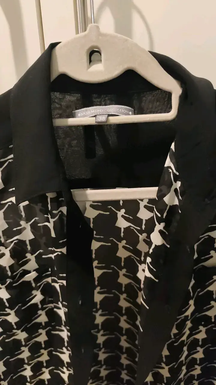 Blusa de gasa negra con estampado de bailarinas - 2