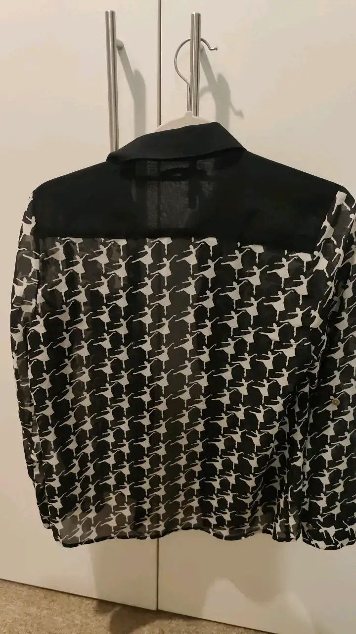 Blusa de gasa negra con estampado de bailarinas - 3