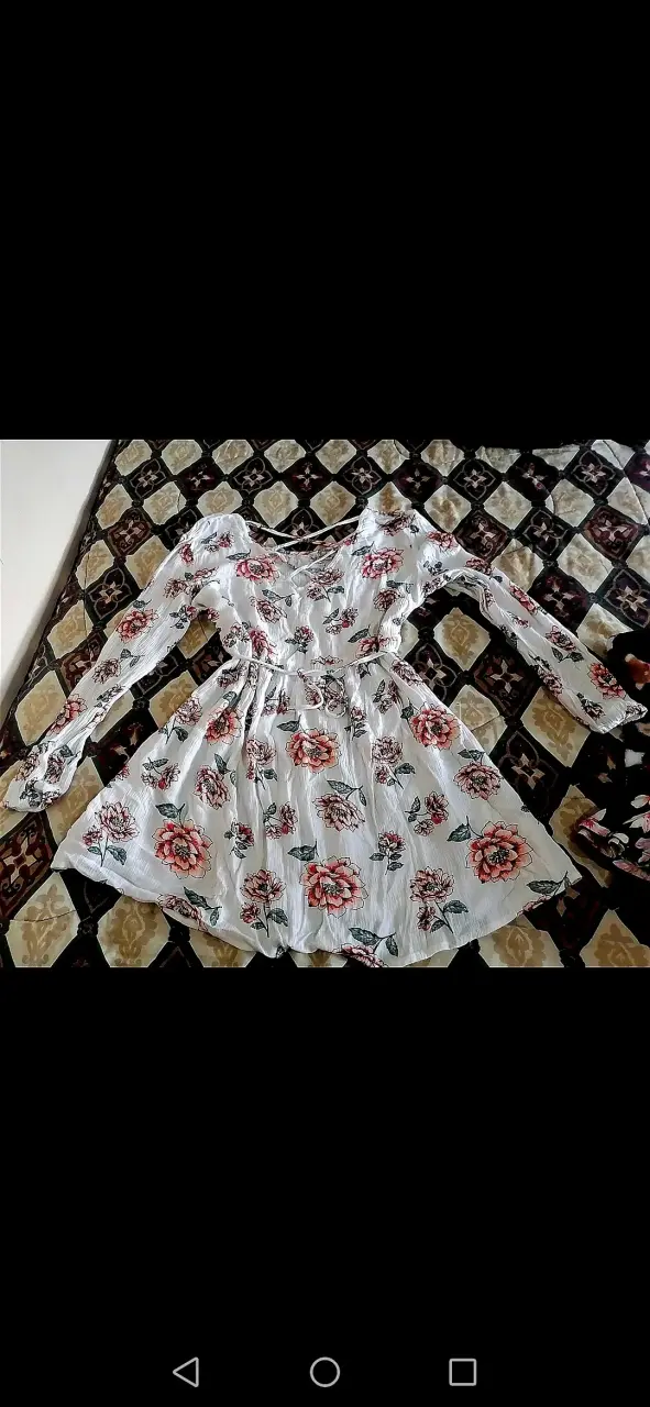 Vestido floral blanco con mangas largas