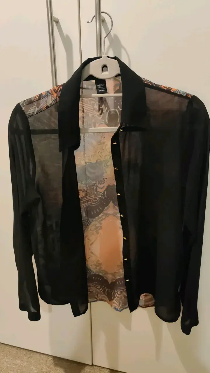 Blusa transparente negra con diseño estampado - 1