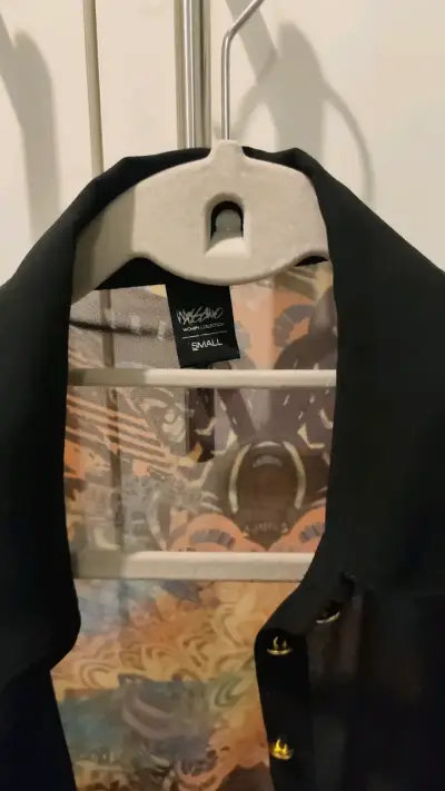 Blusa transparente negra con diseño estampado - miniatura 2