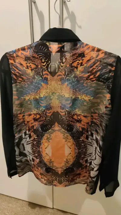 Blusa transparente negra con diseño estampado - miniatura 3
