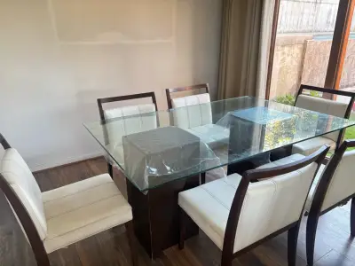 Juego de comedor de vidrio con sillas blancas - miniatura 1