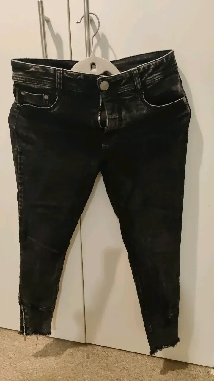 Jeans negros desgastados con cierre en tobillo - 1