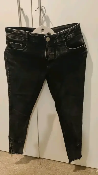 Jeans negros desgastados con cierre en tobillo - miniatura 1