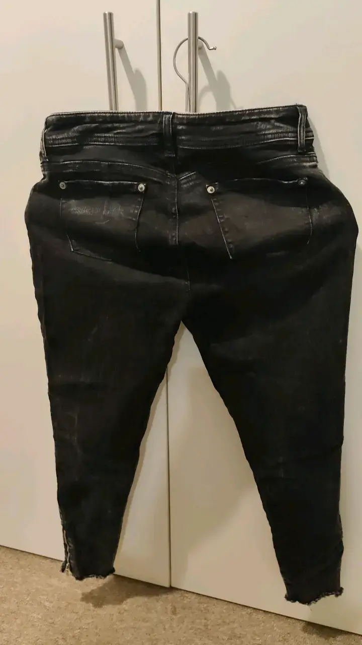 Jeans negros desgastados con cierre en tobillo - 4