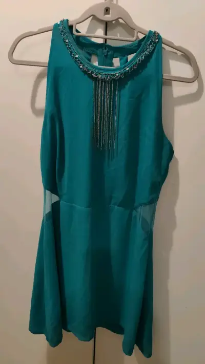 Vestido turquesa con detalles de cadena - miniatura 1