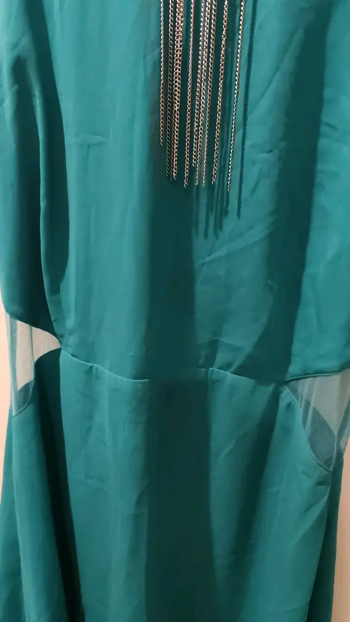 Vestido turquesa con detalles de cadena - 2
