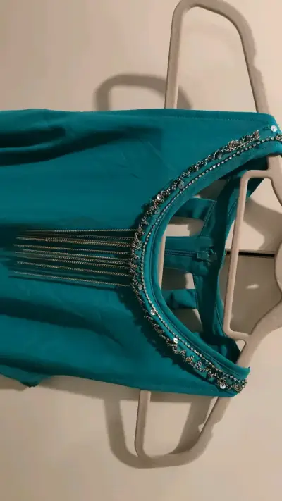 Vestido turquesa con detalles de cadena - miniatura 3