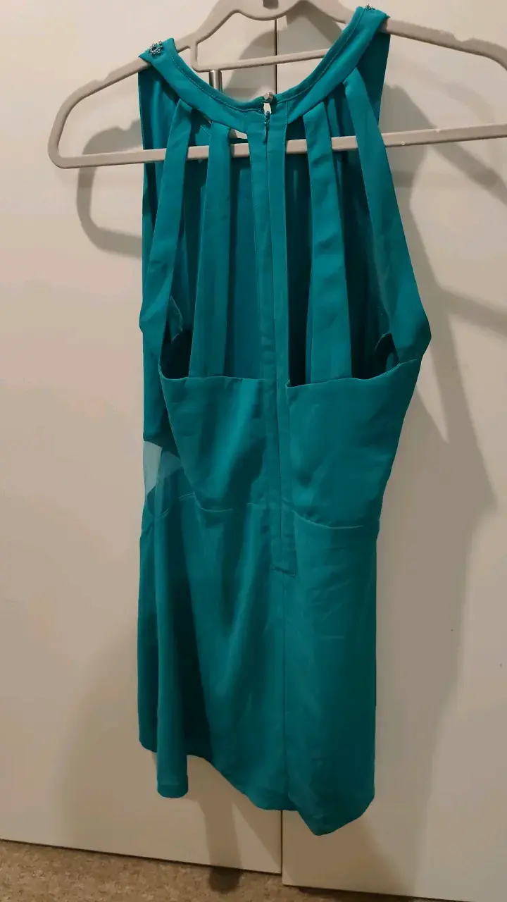 Vestido turquesa con detalles de cadena - 4