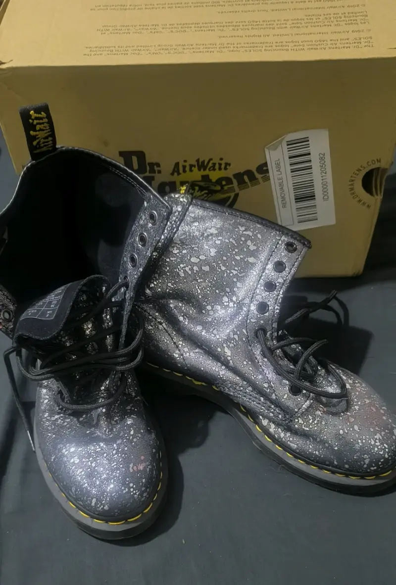 Botas Dr. Martens con diseño metálico - 1
