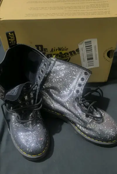 Botas Dr. Martens con diseño metálico - miniatura 1