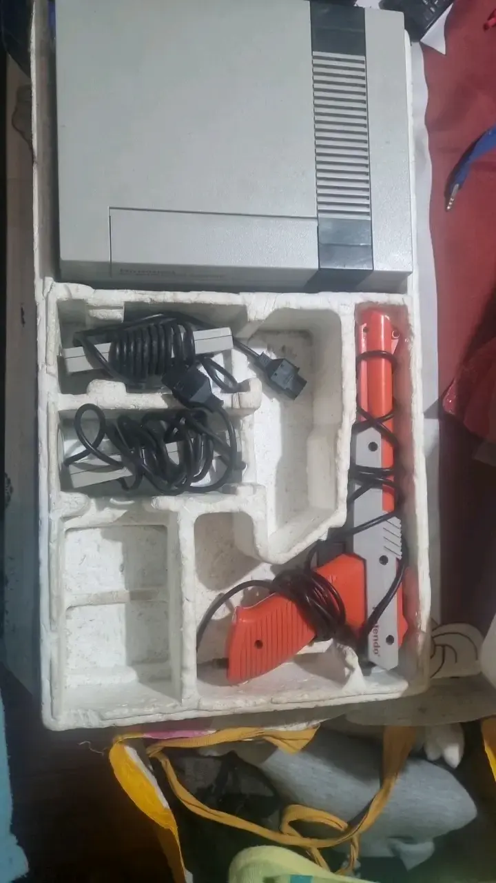 Consola Nintendo NES con accesorios y juego - 1